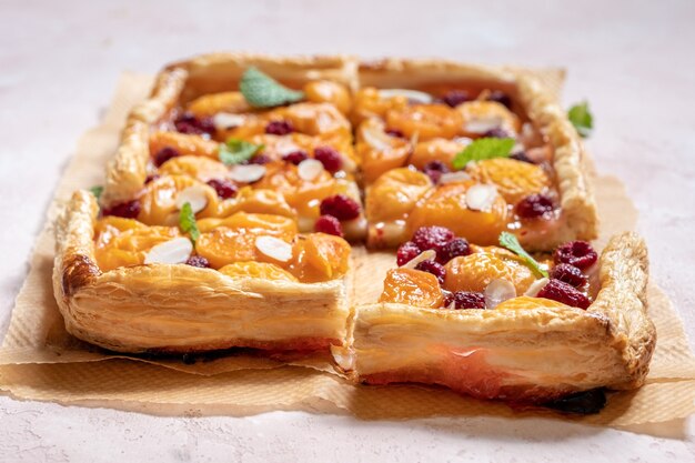 Tarte feuilletée d'été aux abricots et framboises