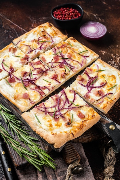 Tarte flambée française au fromage à la crème bacon et oignons Flammkuchen d'Alsace Fond sombre Vue de dessus