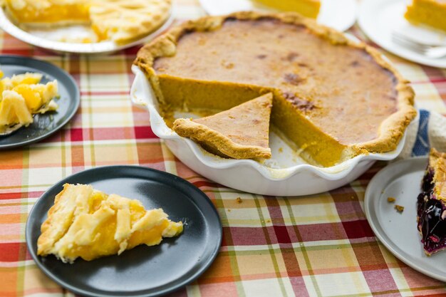 Tarte fraîche faite maison à base de baies biologiques.