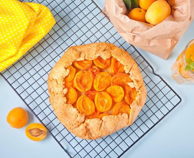 Tarte galette aux abricots frais et mûrs