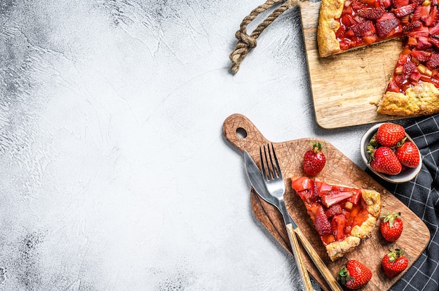 Tarte galette à la fraise et à la rhubarbe