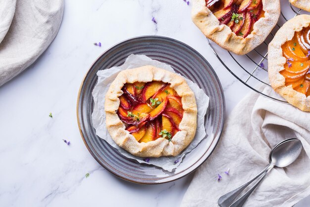 Tarte galette de fruits de saison maison aux pêches aux nectarines