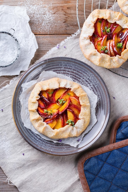 Tarte galette de fruits de saison maison aux pêches aux nectarines