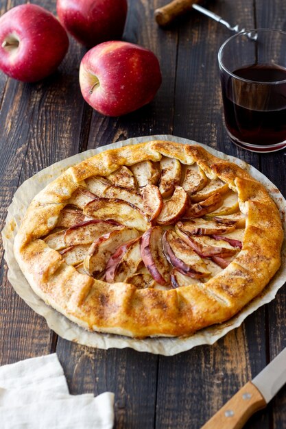 Tarte ou galette ouverte aux pommes. Pâtisserie. La nourriture végétarienne.