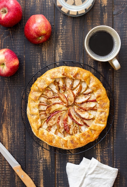 Tarte ou galette ouverte aux pommes. Pâtisserie. La nourriture végétarienne.