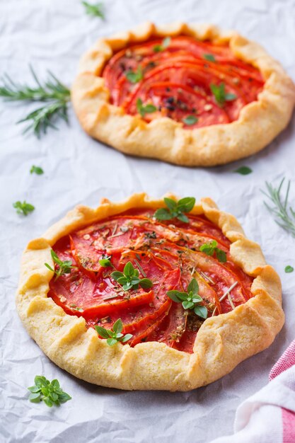 Tarte galette de tomates d'été savoureuse maison