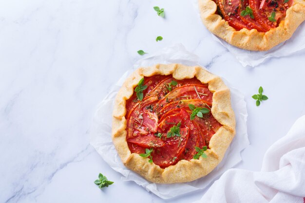 Tarte galette de tomates d'été savoureuse maison