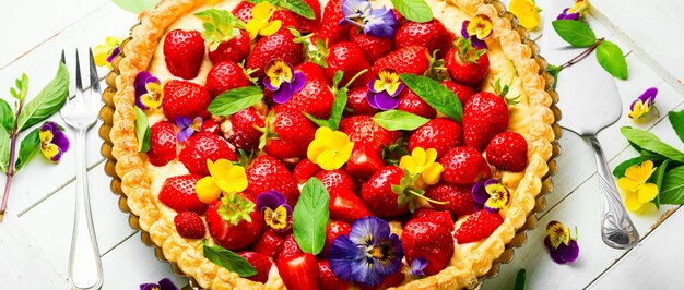 Tarte ou gâteau d'été ouvert avec des baies