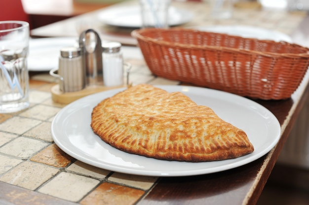 Tarte Italienne Calzone Sur Une Assiette