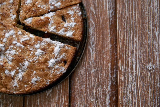 Tarte maison aux cerises et aux pommes. Cuisine de style rustique