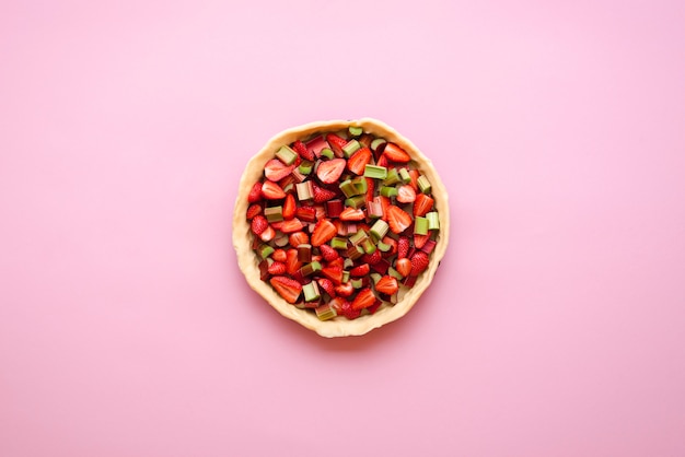 Tarte maison aux fraises et rhubarbes