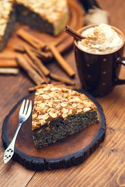 Photo tarte maison aux graines de pavot et flocons d'amandes