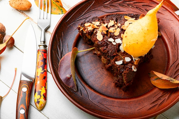 Tarte maison aux poires et amandes. Morceau d'un gâteau aux poires