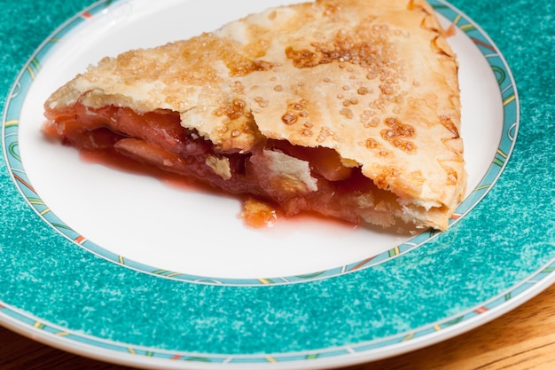 Tarte maison aux pommes et aux fraises