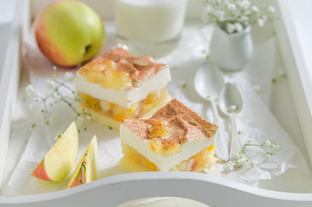 Tarte maison aux pommes aux fruits frais et à la cannelle