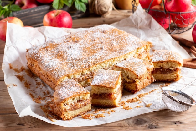 Tarte maison aux pommes et à la cannelle sur fond de bois rustique