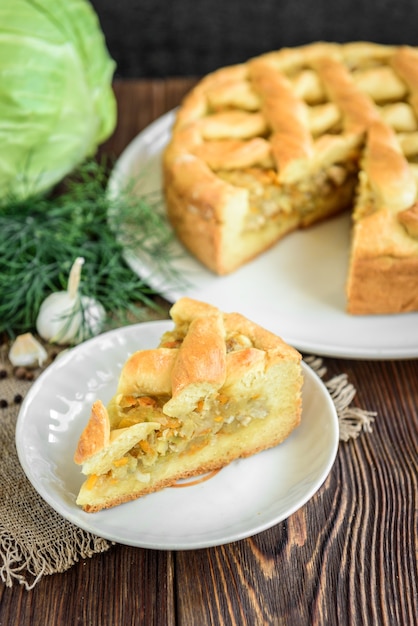 Tarte maison avec chou, carotte, oignon et viande sur bois