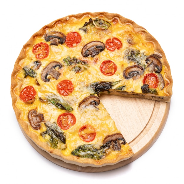 Tarte maison quiche au four sur une planche à découper en bois