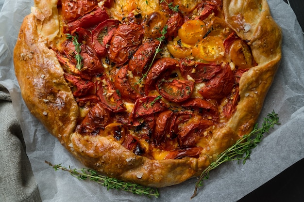 Tarte maison à la tomate et au thym.