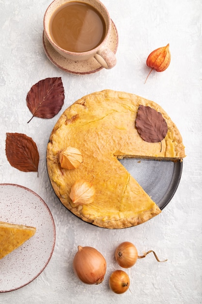 Tarte à L'oignon D'automne Décorée De Feuilles Et Tasse De Café Sur Béton Gris