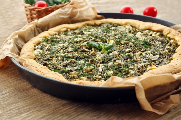 Photo tarte ouverte aux épinards sur table close up