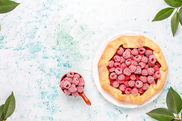 Tarte ouverte, galette aux framboises. Dessert aux fruits d'été.