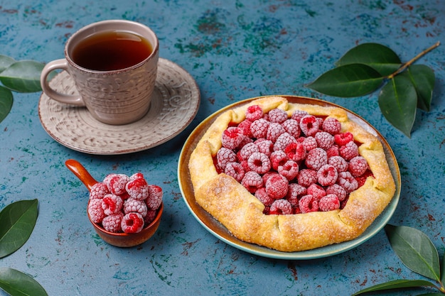 Tarte ouverte, galette aux framboises. Dessert aux fruits d'été.