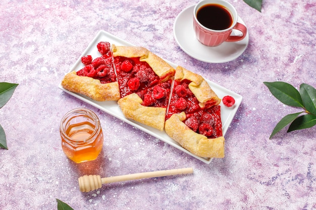 Tarte ouverte, galette aux framboises. Dessert aux fruits d'été.