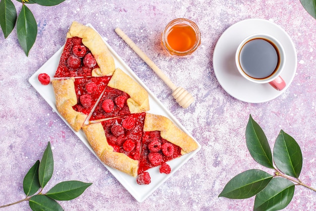 Tarte ouverte, galette aux framboises. Dessert aux fruits d'été.