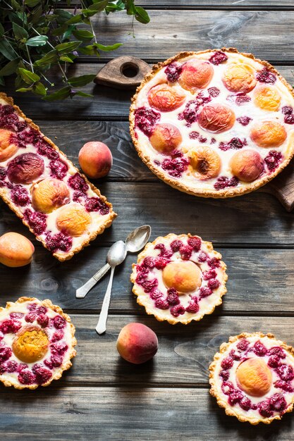 tarte ouverte avec pêche et framboise, galette française. Tarte à la pêche. Tarte aux framboises. Tartalette