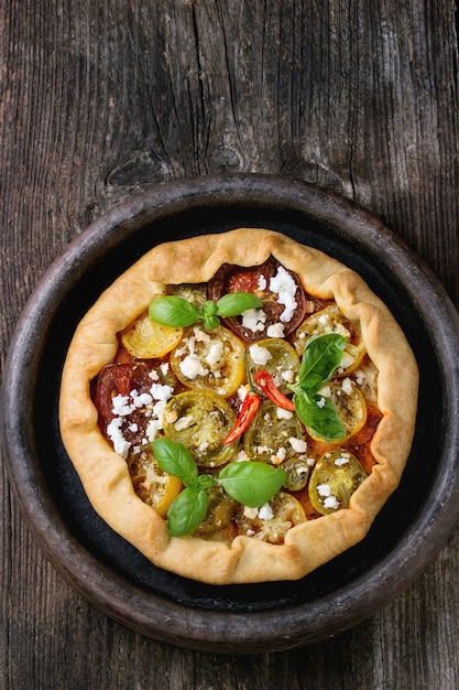 Tarte ouverte avec des tomates colorées