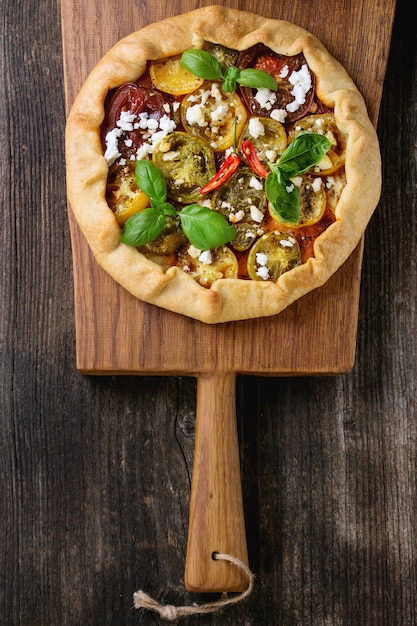 Tarte ouverte avec des tomates colorées