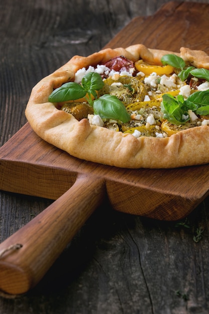 Tarte ouverte avec des tomates colorées