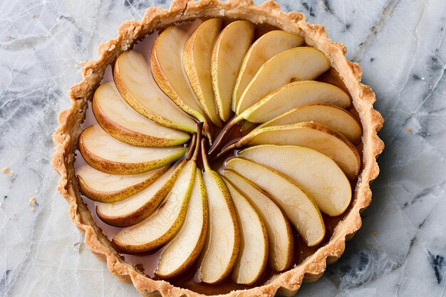 Une tarte à la poire sur un comptoir en marbre