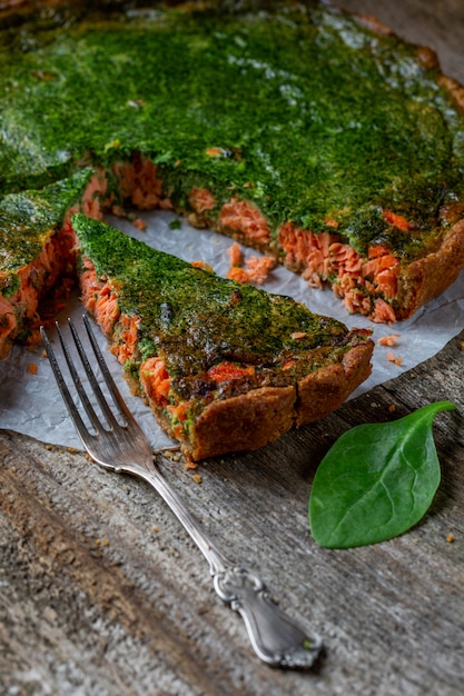 Tarte quiche appétissante au poisson et aux épinards