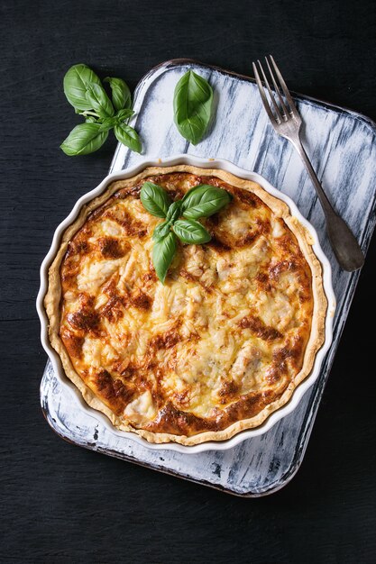 Tarte quiche au four avec des légumes verts