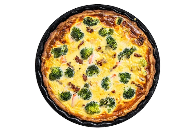 Tarte Quiche au saumon fumé brocoli et épinards isolé sur fond blanc