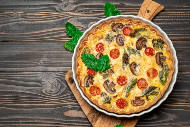 Tarte quiche maison au four sous forme de cuisson en céramique