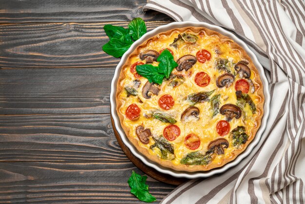 Tarte quiche maison au four sous forme de cuisson en céramique