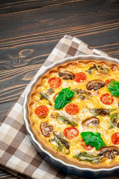 Tarte quiche maison au four sous forme de cuisson en céramique