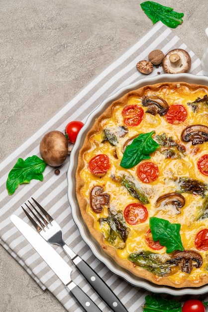 Tarte quiche maison au four sous forme de cuisson en céramique