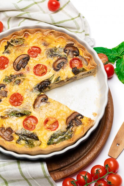 Tarte quiche maison au four sous forme de cuisson en céramique