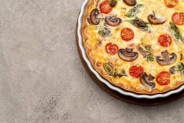 Tarte quiche maison au four sous forme de cuisson en céramique