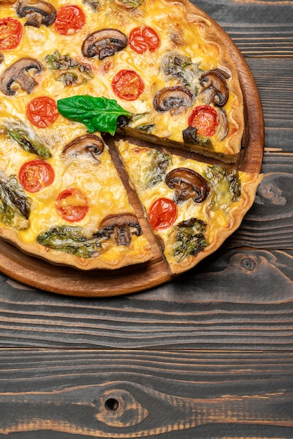 Tarte quiche maison au four traditionnel français sur planche de bois