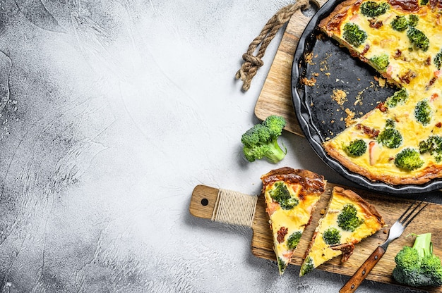 Tarte à quiche maison au poisson rouge et brocoli. .