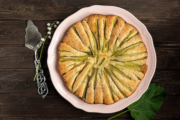 Tarte à la rhubarbe faite maison, vue de dessus sur fond de bois vintage foncé