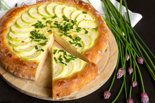 Tarte rustique faite maison avec courgettes et oignons verts.