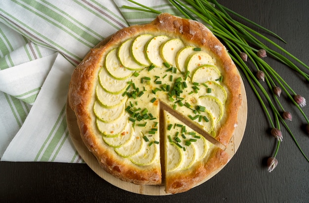 Tarte rustique faite maison avec courgettes et oignons verts.