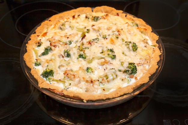 Tarte sablée ouverte au poulet et brocoli, saupoudrée de fromage