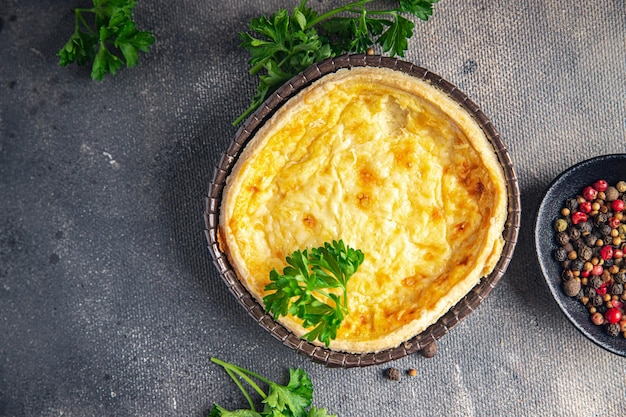 tarte salée au poisson remplissant des repas frais et sains collation alimentaire sur la table copie espace arrière-plan alimentaire